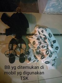 Bukti sepatu korban dan dua potong pakaian perempuan yang disita polisi.