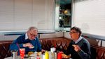 Mengintip Gaya Sederhana Miliarder Bill Gates Ketika Makan