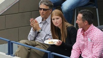 Gates juga senang nonton pertandingan tenis di waktu senggangnya. Ini saat dia nonton bersama putri sulungnya, Jennifer. Foto: Istimewa