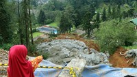 Bronjong yang terpasang di bahu jalan pasca perbaikan longsor di Puncak Pas, Bogor, Jawa Barat, beberapa waktu lalu kembali amblas.