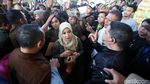 Foto: Ibu-ibu Satpol PP Vs Sekuriti Berbadan Tegap di Depan Alexis