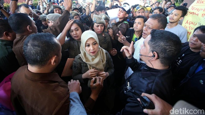 Anies Puji Ibu-ibu Satpol PP yang Pastikan Alexis Tutup Anies Puji Ibu-ibu Satpol PP yang Pastikan Alexis Tutup
