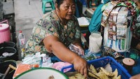 Jalan-jalan ke Jogja, aktor 24 tahun ini memotret seorang ibu penjual gorengan. Wah, sepertinya Kevin juga senang fotografi ya! Foto: Instagram kevinjulio1993