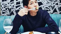 Nah ini dia pria tampan yang meluluhkan hati Song Hye Kyo. Begini gayanya Song Joong Ki  kalau saat menyantap ikan salmon panggang. Keren banget, kan? Foto: Instagram @songjoongkionly