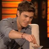 Pemain film tampan ini ternyata juga suka makan makanan eksotis, seperti serangga. Di acara George Lopez Show tahun 2010, Zac tampak tak masalah mengonsumi jangkrik Taiwan yang menurutnya salah satu serangga paling enak. Foto: ist