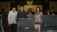 Ketika perawat yang menjadi saksi yakni, (kiri-kanan) Suhaedi Alfian, April Sudrajat dan Nana Triatna.