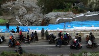 Area longsor sudah tertutup seluruhnya dengan terpal biru.