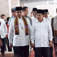 Anies Baswedan biasanya memadukan syal batik motif batik Betawi ini dengan kemeja atau baju koko berwarna putih. Seperti di foto ini saat dia mendapatkan amanah baru sebagai Anggota Majelis Dewan Pakar Pimpinan Pusat Dewan Masjid Indonesia (PP DMI), periode 2017-2022, Anies memakai syal kotak-kotak dengan gambar kepala Ondel-ondel. Foto: Instagram @aniesbaswedan