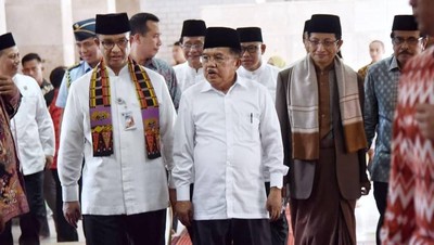 10 Gaya Anies Baswedan Pakai Syal, Motif Batik hingga Bendera Palestina