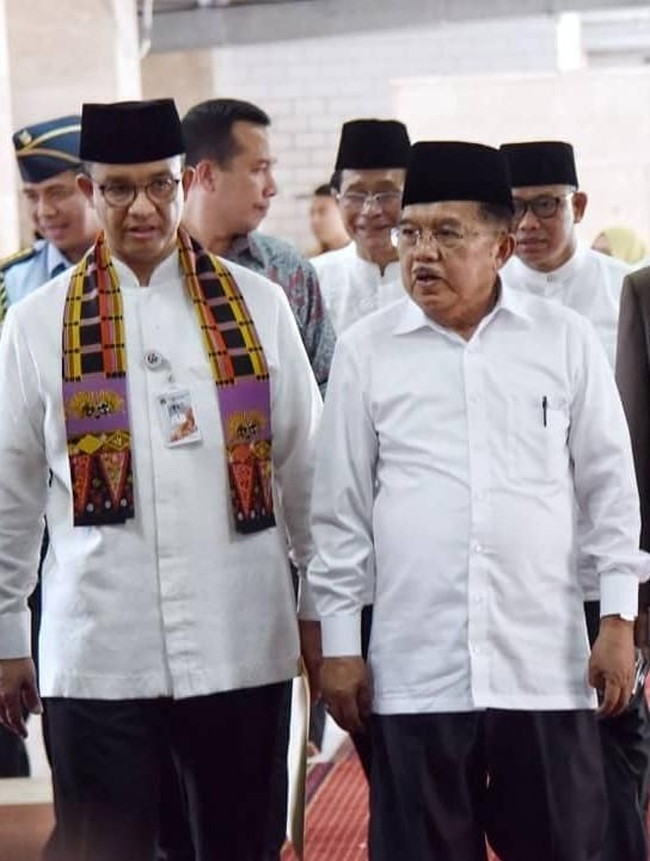 Anies Baswedan biasanya memadukan syal batik motif batik Betawi ini dengan kemeja atau baju koko berwarna putih. Seperti di foto ini saat dia mendapatkan amanah baru sebagai Anggota Majelis Dewan Pakar Pimpinan Pusat Dewan Masjid Indonesia (PP DMI), periode 2017-2022, Anies memakai syal kotak-kotak dengan gambar kepala Ondel-ondel. Foto: Instagram @aniesbaswedan