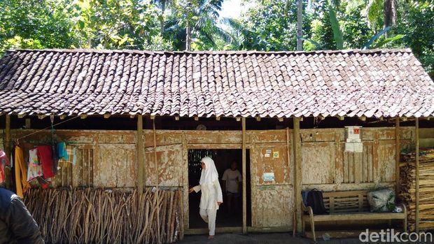Rumah pasutri lansia yang memiliki anak tunagrahita.