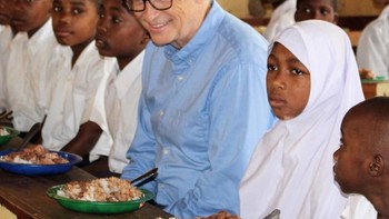 Tanpa canggung ikut makan bersama anak sekolah di Tanzania. Foto: Istimewa