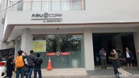 . Selain kendaraan bermotor, rumah dan sebidang tanah, tim penyidik Polda Sulsel juga menyita aset lain milik Hamzah Mamba, berupa kantor keberangkatan umrah dan haji di Jl Baji Gau.