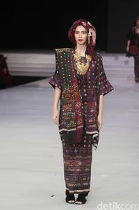 Parade Busana Ulos Warnai Hari Pertama Indonesia Fashion Parade Busana Ulos Warnai Hari Pertama Indonesia Fashion
