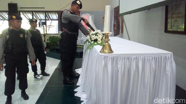 Polisi melakukan sterilisasi