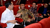 Jokowi nonton bioskop usai membagikan 5.153 sertifikat tanah kepada masyarakat dari Kabupaten Malang, Kota Malang, hingga Kota Batu, Jawa Timur. (Foto: Dok. Kris - Biro Pers Setpres)