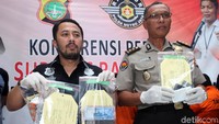 Barang bukti yang diamankan seperti uang tunai dan handphone.