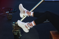 Selena Gomez Desain kaus Kaki dan Sneakers Untuk Puma