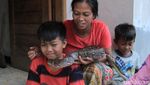 Foto: Lusi Neng Kobra, Sang Pawang Ular dari Bandung