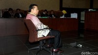 Sebelumnya, jaksa menyebut berkas tuntutan itu setebal 2.415 lembar. Namun hakim meminta kesepakatan jaksa dengan pengacara agar pembacaan tuntutan diringkas.