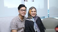 Selamat ya, Gina dan Kinos! Foto: Nycta Gina dan Rizky Kinos (Hanif Hawari/detikHOT)