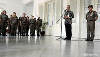 Satpol PP juga membawa spanduk bertulisan Menutup dan Melarang Kegiatan Usaha. Dalam acara pelepasan ini, Kasatpol PP Yani Wahyu terlihat berdiri di samping Anies saat menyampaikan sambutan pelepasan personel.