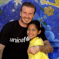 Sripun bukan satu-satunya anak remaja yang beruntung bisa begitu dekat dengan David Beckham. Sebagai Duta UNICEF, Beckham melalui program The 7 Fund, mengunjungi sejumlah negara di dunia. Salah satunya adalah Manila, Filipina. Saat berkunjung ke Manila pada 2011, Beckham pun berpelukan hangat dengan salah seorang remaja yang dulunya tinggal dan bekerja di jalanan. Kini dia berada di bawah naungan UNICEF supported centre. Foto: Dok. UNICEF