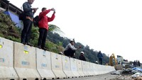 Warga yang lewat dan melintas dilokasi tak lupa untuk berhenti dan mengabadikan sejenak.