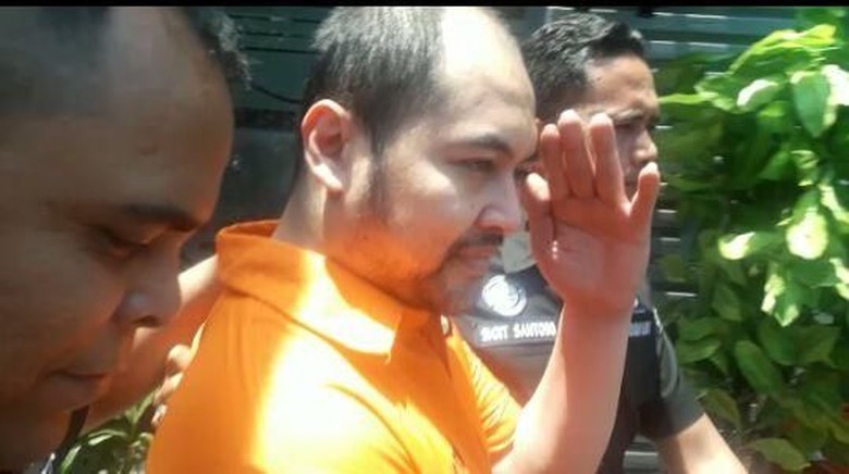 Berbaju Tahanan, Arseto Pariadji Dikawal Polisi ke Puslabfor Berbaju Tahanan, Arseto Pariadji Dikawal Polisi ke Puslabfor