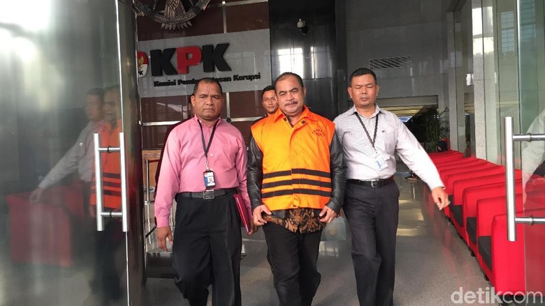 KPK Tahan Anggota DPRD Malang Tersangka Suap APBD-P KPK Tahan Anggota DPRD Malang Tersangka Suap APBD-P