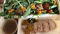 Lewat instagram pribadinya yang diikuti 331 ribu followers, Glenn sering pamer makanan. Kali ini menu makan siangnya sehat banget nih. Ada salad sayuran dan ayam panggang. Yummy! Foto: instagram @glennfredly309