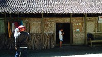 Ini rumah pasangan Hernowo (60) dan Kamilah (61), bersama anak mereka Wahyu Heri Setiyawan.