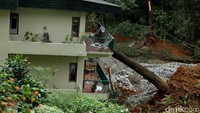 Akibat insiden tersebut, Kepolisian Resor Bogor menutup sementara Jalur Puncak Bogor, Jawa Barat, Dari Gunung Mas hingga Ciloto usai longsor di area Puncak Pas.