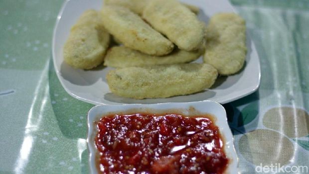 Pisang goreng dimakan dengan sambal (Fatoer/Istimewa)