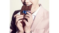 Aktor tampan yang satu ini sedang naik daun, setelah sukses membintangi serial drama Korea When Youre Sleeping bersama Bae Suzy. Lihat gaya Lee Jong Suk memakan cokelat batangan ini. Duh, bikin gemes! Foto: Instagram @leejongsuk_