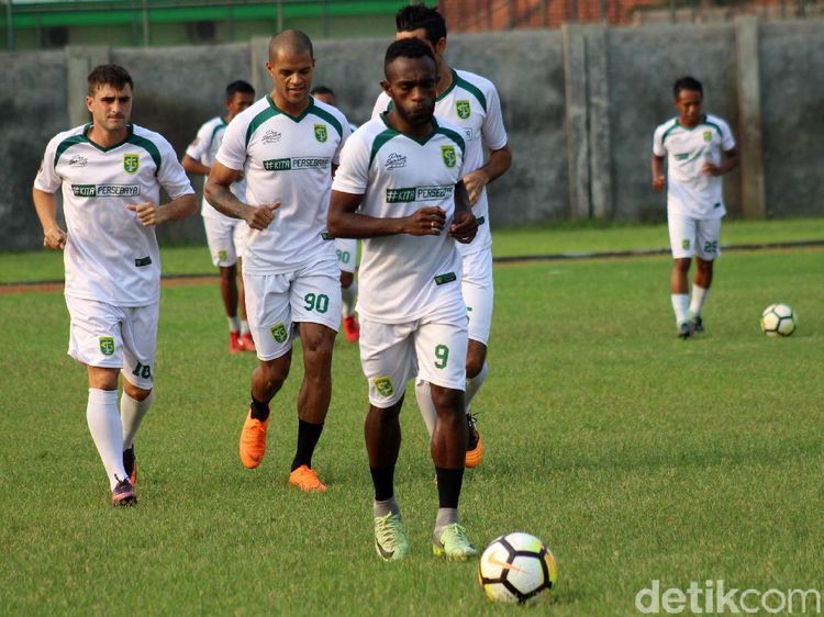 Persebaya Berlatih Jelang Lawan Persela