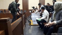 Jaksa KPK mendorong troli yang mengangkut tumpukan berkas itu.