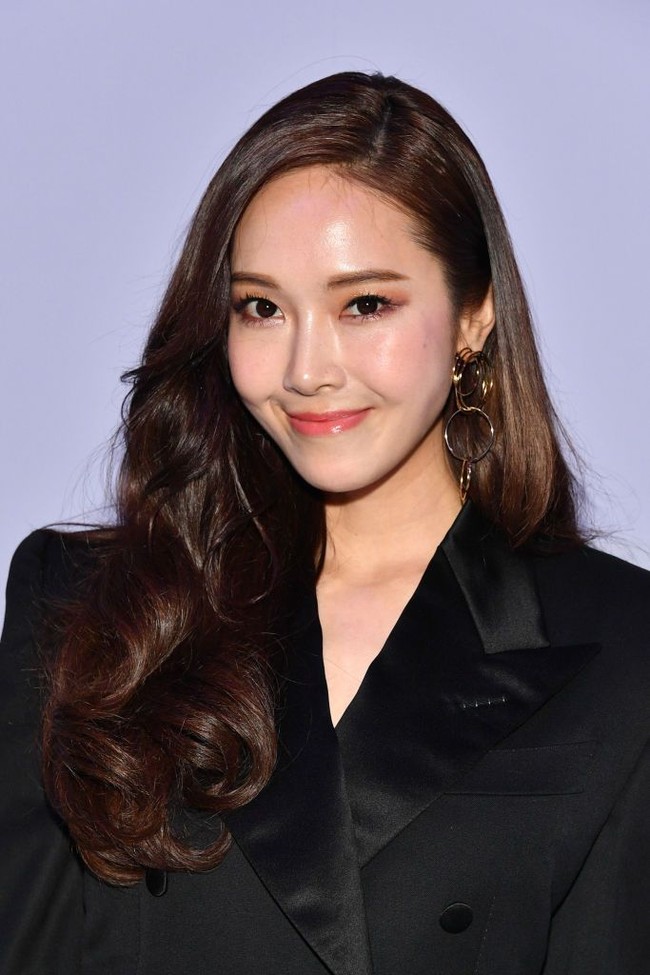 Pulasan makeup nude dan glowy membuat wajah kakak Krystal f(X) ini makin memesona saat eksis di fashion show Tom Ford Fall/Winter 2018, New York City. Foto: Getty Images