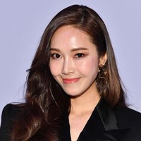 Pulasan makeup nude dan glowy membuat wajah kakak Krystal f(X) ini makin memesona saat eksis di fashion show Tom Ford Fall/Winter 2018, New York City. Foto: Getty Images