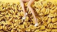 Duh pisangnya banyak banget. Model yang mengenakan baju warna merah ini sudah tampak seperti penjual pisang belum? Foto: Istimewa