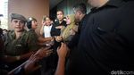 Foto: Ibu-ibu Satpol PP Vs Sekuriti Berbadan Tegap di Depan Alexis