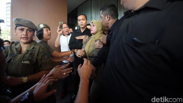 Aksi Satpol PP Wanita di Alexis / 