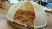 Begini Sensasi Menikmati Pizza Volcano 'Berlava' yang Gurih Enak
