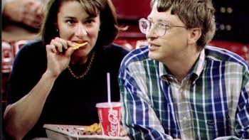 Kalau untuk makan siang, menu yang paling disukai Gates adalah burger keju. Aku ini suka dengan hamburger mainstream Amerika, seperti McDonalds, Burger King, sebutnya dalam sebuah kesempatan. Foto: Facebook