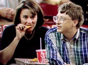 Mengintip Gaya Sederhana Miliarder Bill Gates Ketika Makan