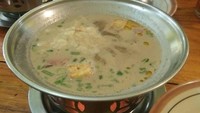 Disajikan dalam panci yang dibawahnya diberi pemanas. Kuahnya tampang hangat dan menggiurkan. Makin enak bersantap soto Betawi sambil ditemani dengan emping dan juga sambal. Foto: Instagram @deadefitrii._