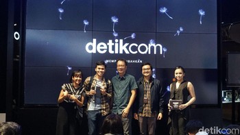 Ini dia pemuda beruntung yang membawa pulang Samsung Galaxy S9+ dan voucher belanja senilai Rp 250 ribu. (Foto: detikcom)