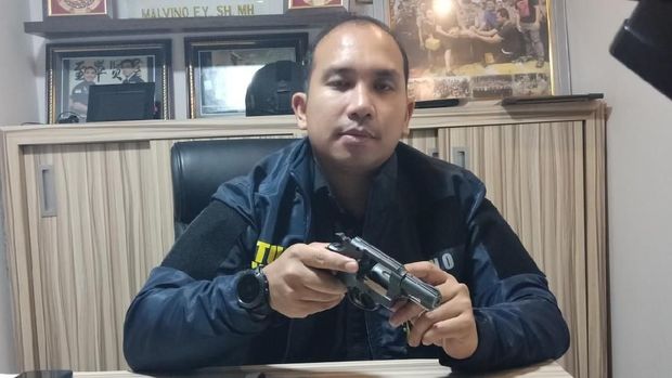 Kompol Malvino menunjukkan barang bukti