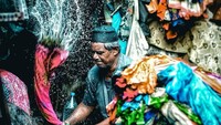 Pakaian-pakaian ini didapatkan dari hotel dan rumah sakit. Mereka nantinya akan menyortir dan memilah-milah baju supaya tidak ada yang tercampur dan tertukar. (travelsofvj/ Instagram)