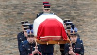 Jenazahnya dilepas dalam sebuah upcara nasional di Hotel des Invalides, Paris. (Foto: Dok. REUTERS/Christian Hartmann)